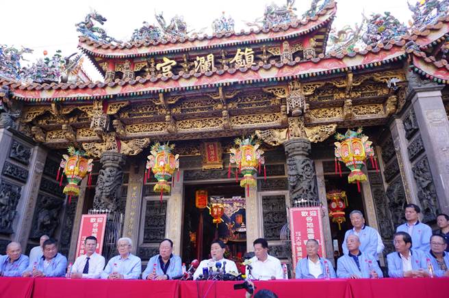 大甲镇澜宫董监事在庙前举办记者会，说明今年大甲妈遶境相关事宜。（王文吉摄）
