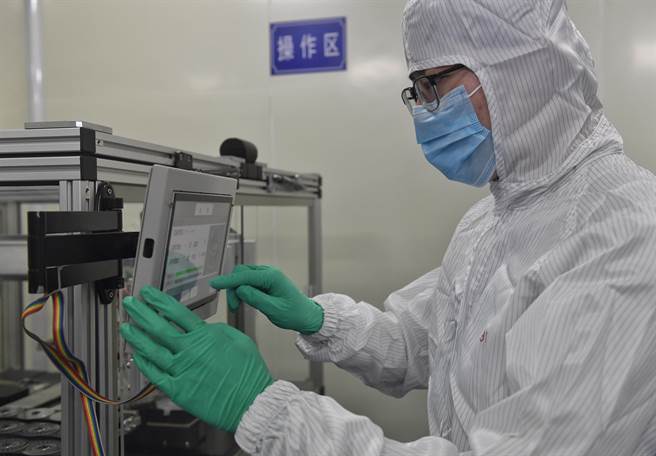 核酸检测是判定感染极为重要的关键，目前有14%痊癒出院人员检测再出现阳性，因此出院者都还要接受14天的医学观察，以确定其传染性。图为新型核酸检测设施，能在1.5小时内一次检测包括新冠肺炎病毒在内的6种呼吸道病毒。（图／新华社）