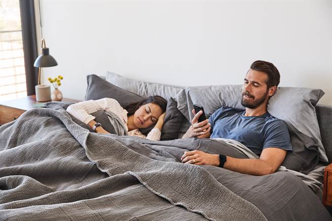 Fitbit在台推出进阶健康监测功能，用户可以透过Fitbit检视睡眠期间的血氧浓度变化，检视是否具有潜在睡眠问题。(Fitbit提供／黄慧雯台北传真)