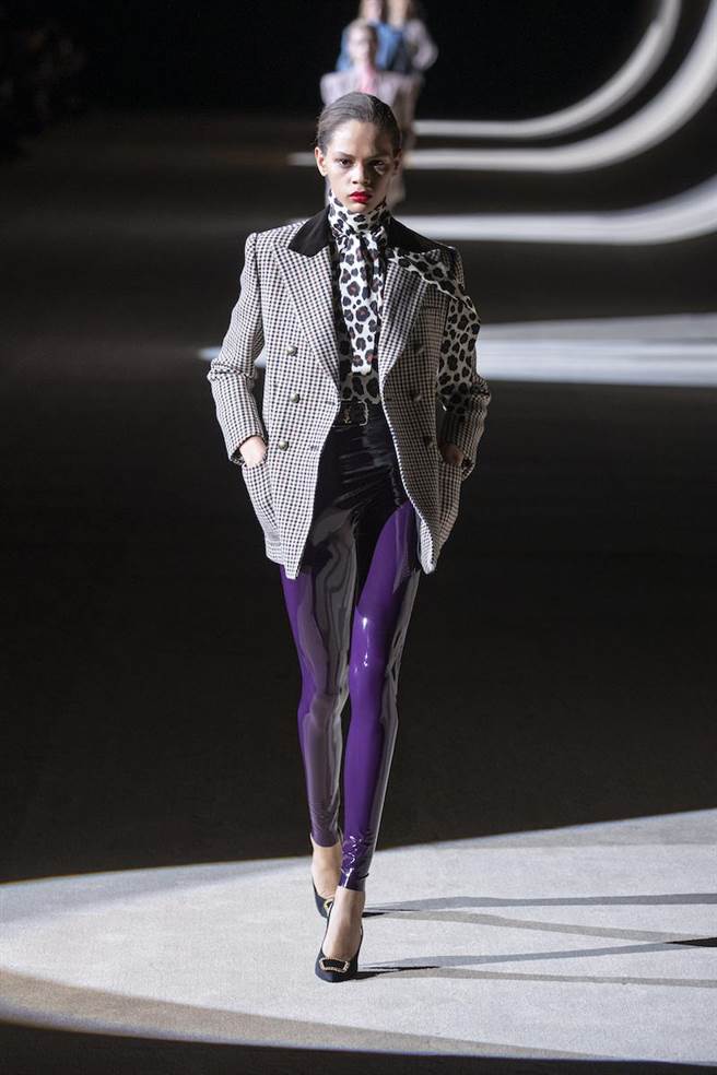 千鳥格西裝外套搭配豹紋襯衫，時髦又優雅。（Saint Laurent提供）