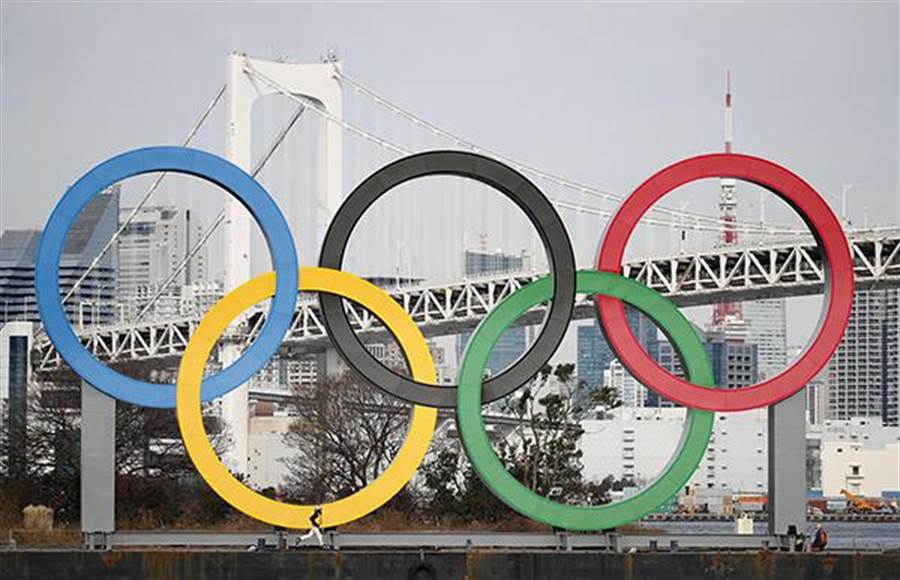 東京濱水區的奧運五環標識。（取自澎湃網）
