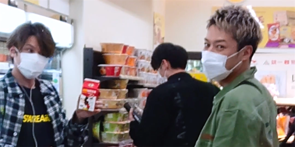 独 Lead到超商选饮料跟粉丝玩比手画脚忙超久 娱乐 中时