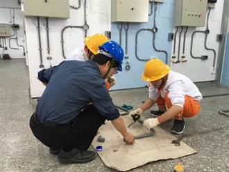 跟爸爸学水电！他问「月休几天」答案超傻眼 一票人认证：那年代都这样