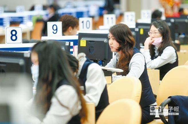 穿脱口罩惨变难题 只因银行2告示(示意图/ 取自中时资料库)