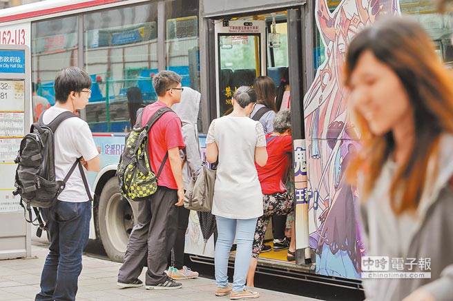 公车上下车刷卡耗时？网看法两极(示意图/ 取自中时资料库，陈仁萱摄)