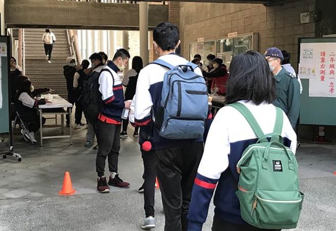 新冠肺炎疫情升溫，連江縣政府加強校園防疫措施。（連江縣政府提供／葉書宏連江傳真）