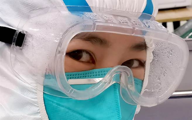 武汉医护人员投书医学期刊「刺胳针」，透露防疫工作繁重，导致长出压疮、皮疹的惨况。（图／中新社）