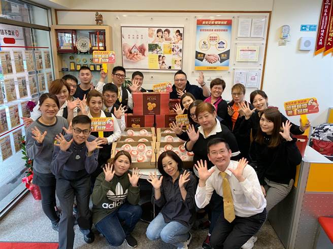 萧嘉生店东(首排右一)为了永续经营房仲业事业，2018年9月带领同仁转招系统及联卖整合强大的永庆不动产，成立桃园南崁台茂加盟店。

图／永庆不动产提供
