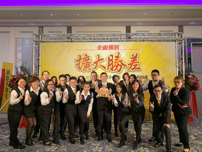 转招短短一年时间，萧嘉生店东带领永庆不动产桃园南崁台茂加盟店全店业绩成长5成5，创下区域模范。