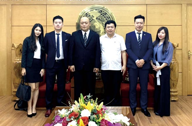 冠美開發公司董事長尤敬瑋（左三）帶領團隊拜訪富壽省工業局長（右三）。圖／業者提供