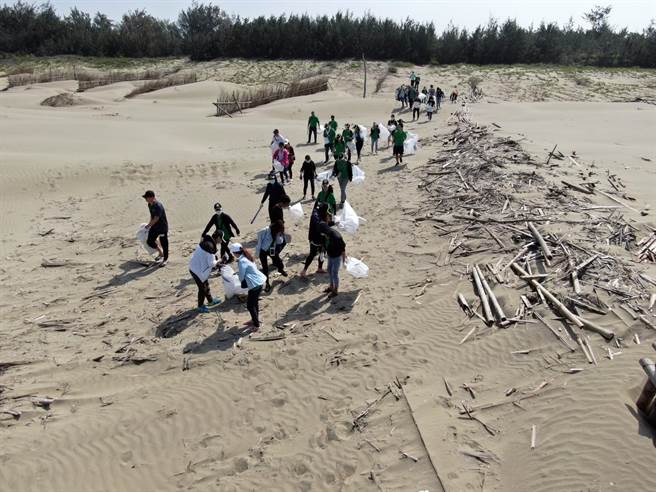 有巢氏房屋嘉义兴业加盟店28日携手有巢氏房屋嘉义嘉大南京加盟店的伙伴进行净滩。（有巢氏房屋提供／张毓翎嘉义传真）