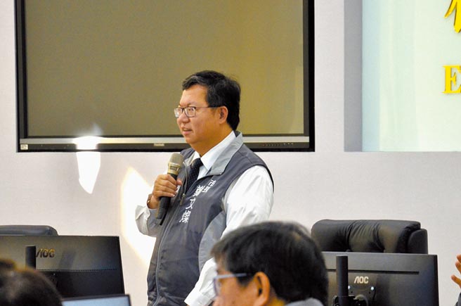 桃園市長鄭文燦28日主持防疫專案會議，他說，防疫要超前部署，將在29日舉辦社區自主防疫演練。（賴佑維攝）