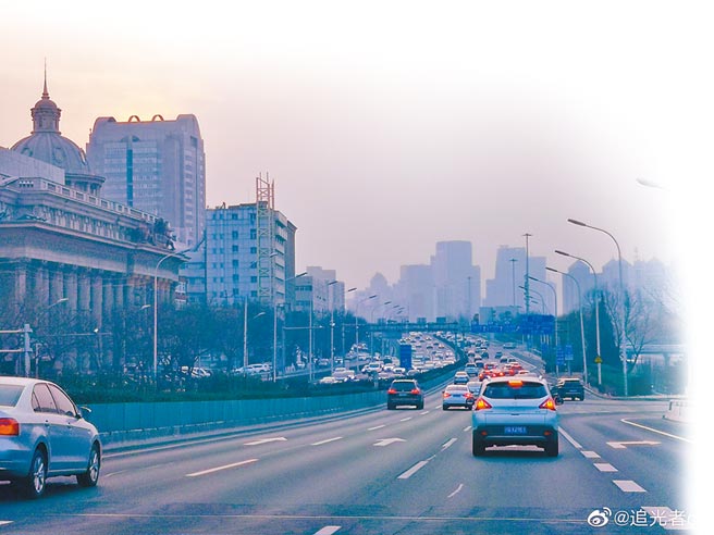 各地拚復工。2月25日北京漸漸湧現車潮。（取自新浪微博@追光者cu）
