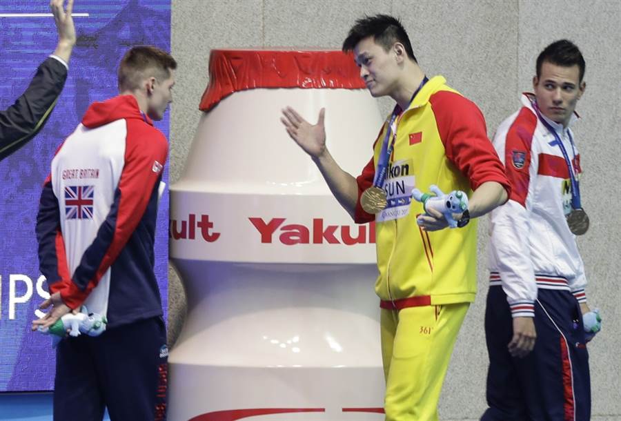 游泳世錦賽金牌孫楊(中)向銅牌史考特(左)致意。（美聯社資料照）