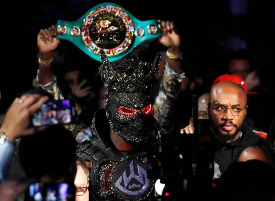 WBC重量級拳王爭霸戰，衛冕者懷德穿著豪華鎧甲出場。（路透資料照）