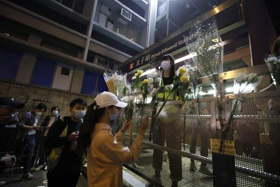 香港群眾在太子站前地上與圍欄上擺放鮮花悼念「831」事件半周年。（圖／東網）