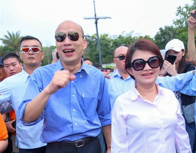 立法院長韓國瑜（左）與台中市長盧秀燕（右）兩個太陽之謎如何解開，答案就在國民黨自己。（資料照,盧金足攝）