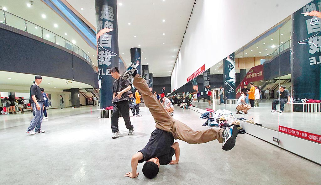 為了防止新冠肺炎疫情蔓延，台北捷運公司1日宣布爵士廣場、板橋站及西門地下街等3個跳舞區暫不開放。圖為爵士廣場1日仍然聚集許多年輕人練舞。（鄭任南攝）
