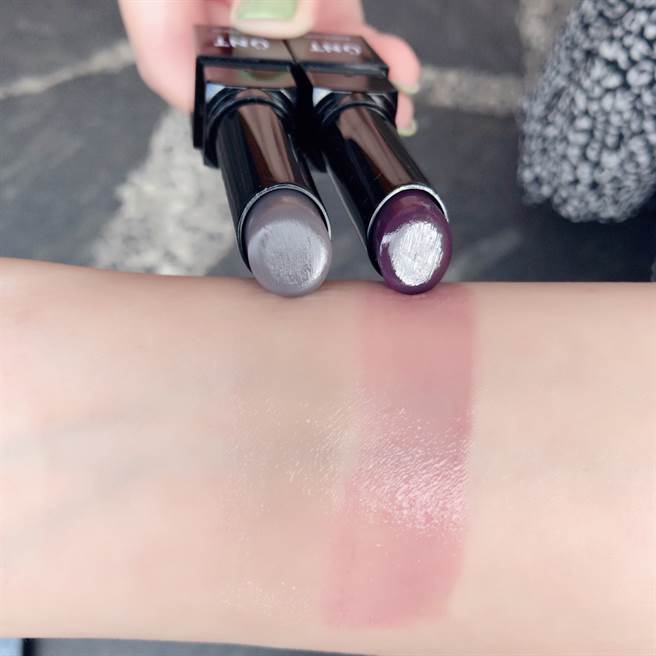 NYA‐联名限量系列「黑 润唇膏」色号：透明、淡粉。（图／邱映慈摄影）
