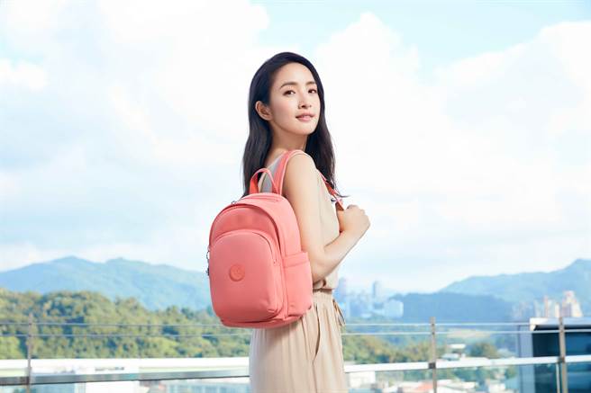 林依晨背上Delia美型后背包，这款包以时髦外型兼具便利、机能性优点，跃上Kipling人气热销排行榜NO.1。（图／品牌提供）