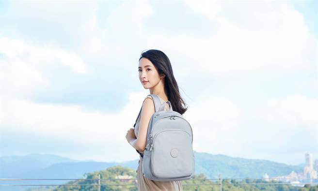 PAKA系列以超吸睛的春漾新色，展露迷人气质，拎上手彷佛春天跟着走。（图／品牌提供）