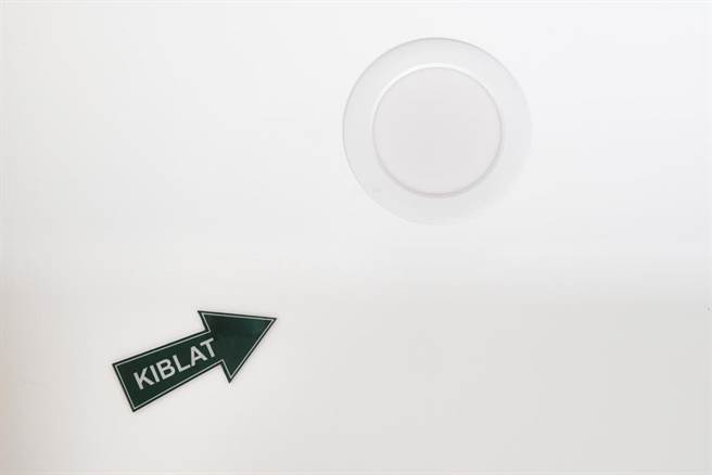 马来西亚酒店天花板上的「神秘箭头」让不少外国游客感到困惑。（图／达志影像）