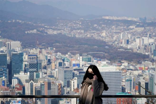 首尔一间医院爆出群聚感染，首尔已有近百人确诊新冠肺炎。（图／路透社）
