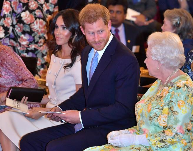 女王和孙子哈利及孙媳梅根2018年6月26日同行，在英国伦敦出席女王青年领袖奖颁奖典礼（Queen's Young Leaders Awards Ceremony）的资料照。（达志图库/TGP）