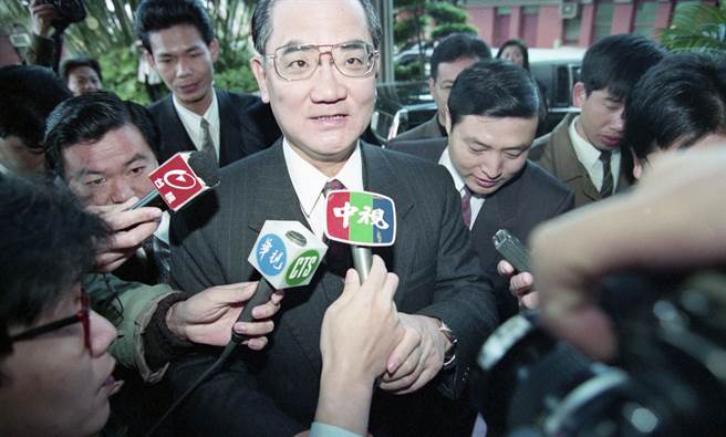 台灣健保達諾貝爾等級？網曝時任行政院長連戰（中）是最大功臣。（圖／本報資料照片、蘇俊郎攝）