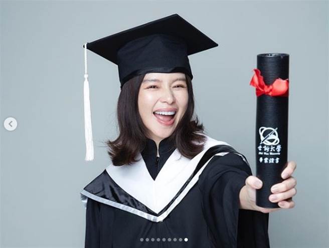 好学的徐若瑄去年刚从世新大学MBA毕业。（图／IG@vivianhsu.ironv）