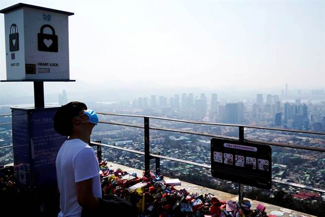 韓國官方4日證實，全國新冠肺炎確診病例中，將近7成和大規模感染有關。（資料照／路透社）