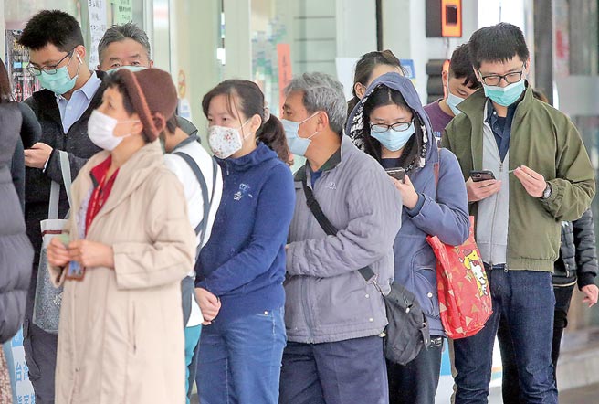台灣中央流行疫情指揮中心宣布，5日起實名制口罩每人可多買1片，成人口罩購買量增為7天內3片，兒童口罩增為7天內5片，圖為民眾2日在藥局排隊買口罩。（趙雙傑攝）