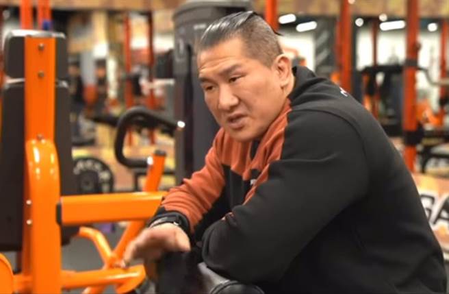 馆长开直播谈蔡阿嘎及孕妻二伯被打事件，直斥「打女人就是不对！」。（截自飙悍馆长YouTube）