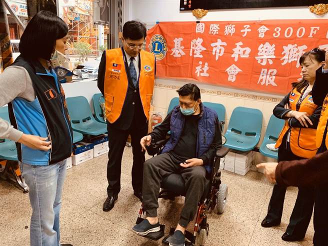 黃姓男子喜獲電動輪椅，練習操作代步，今天就坐著輪椅去醫院復健。（許家寧翻攝）