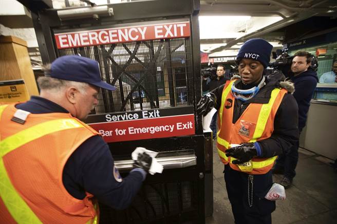 曼哈顿律师确诊新冠肺炎后，纽约疫情急升。（图／美联社）