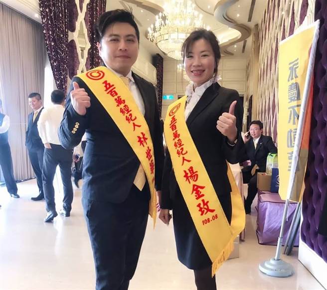 台中知名超业杨金玫(图右)2018年底创业加盟永庆不动产七期河南市政加盟店，15个月累积8500万元业绩，再创事业高峰！（图片提供：永庆不动产）
