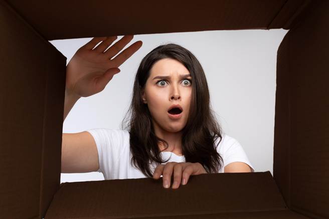 多人购买口罩套来延续使用期限，但一名人妻看到老公买回来的口罩套时差点崩溃，直呼这花色实在太羞耻！（图／SHutterstock）