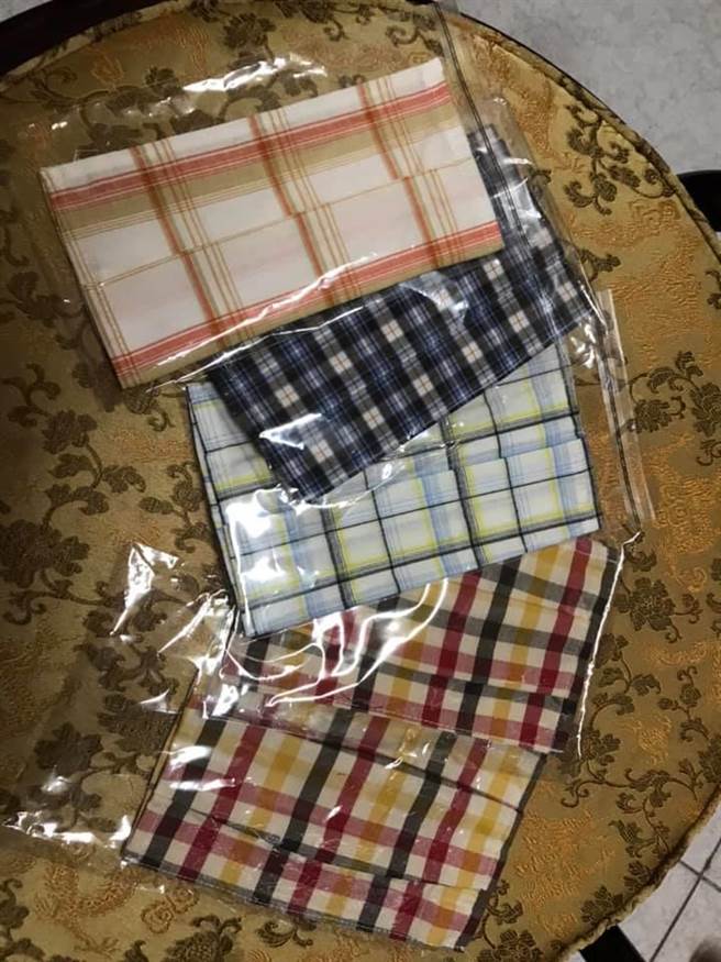 一位人妻在《爆怨公社》无奈指出，看到团购的口罩套实品后差点崩溃，想说这花色怎么有点眼熟，根本就是老公的四角裤。（摘自脸书：爆怨公社）