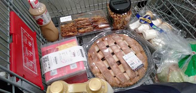 原本只打算买瓶维骨力的老爸，就这样顺手抓了一堆甜点，还恰巧都是热门商品 (图／翻摄自Costco好市多 商品经验老实说)