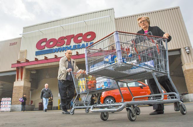 美式卖场好市多因应新冠肺炎疫情，直接撤掉用餐区的座椅，严防飞沫传染。但有民眾去逛好市多时却目睹，一群人围在「酱料区」用餐。（中新社资料照片）