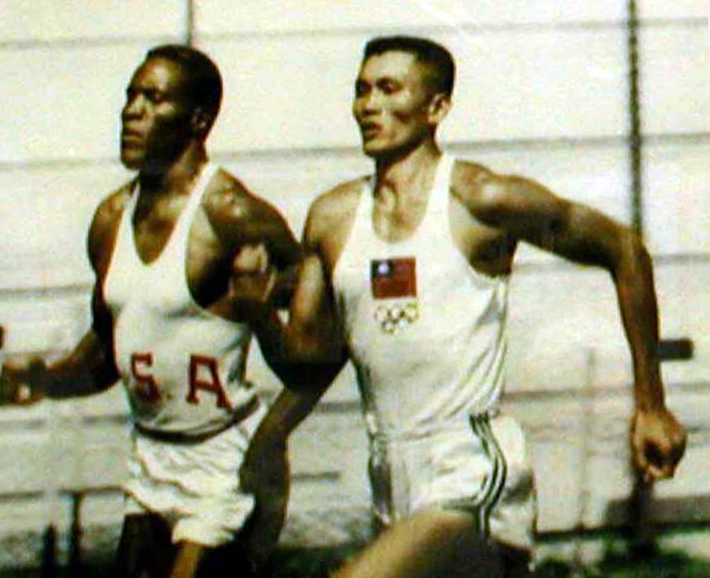圖為亞洲鐵人楊傳廣在1960年羅馬奧運會十項運動與美籍強生競爭情形。（圖／本報資料照片、楊傳廣提供）
