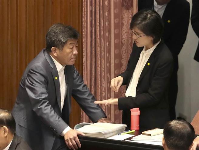 針對澳洲確診音樂家一事，文化部長鄭麗君（右）今赴立法院總質詢，與防疫總指揮官陳時中（左）持續交換相關的防疫意見。（鄭任南攝）