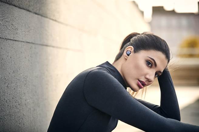 Jabra Elite Active 75t 海军蓝款式示意图。(Jabra提供／黄慧雯台北传真)