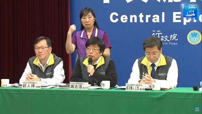 指揮中心執行官周志浩強調，不論有無健保卡，醫師在診察時就要記得詢問「旅遊史」，這才是最保險的做法。（摘自中時電子報直播）