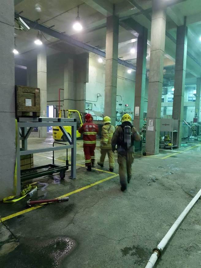 國家中山科學研究院大樹院區廠房，晚間7點多傳出爆炸火警意外，高市消防局獲報後，出動21車42人前往搶救。（翻攝照片／林雅惠傳真）