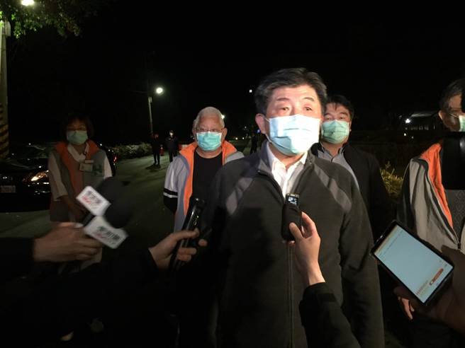 钻石公主号19名游客解除隔离检疫，卫福部长陈时中到场关心。（张立勋摄）