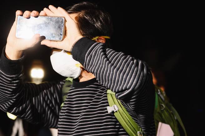 邮轮钻石公主号19名搭乘包机返台的旅客，经过14天检疫，第3度採验结果皆为阴性，全部旅客7日清晨解除隔离，皆可离开检疫所返家；一名遭隔离旅客直接步出检疫所，不接受任何採访快步离开。（郭吉铨摄）