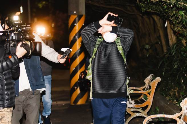 一名遭隔离旅客直接步出检疫所，不接受任何採访快步离开。（郭吉铨摄）