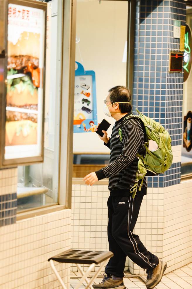 一名遭隔离旅客步出检疫所，不接受任何採访，直接前往附近速食店用餐。（郭吉铨摄）
