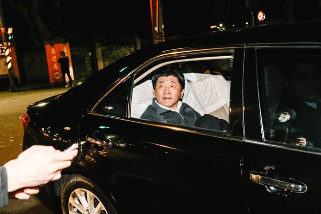 6日深夜卫福部长陈时中(见图)也抵达检疫所关心，进入检疫所时他摇下车窗向媒体挥手说：「我来看一下。」（郭吉铨摄）